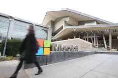 微软将其办公室全面重新开放的时间至少